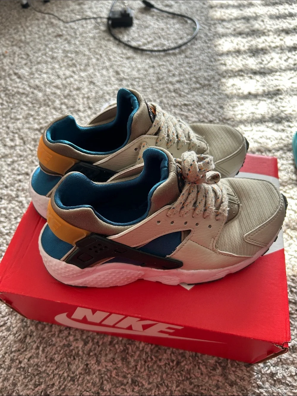 Nike Kids Kids Huarache Run GS Beige and Teal Sneakers with Multicolor Laces